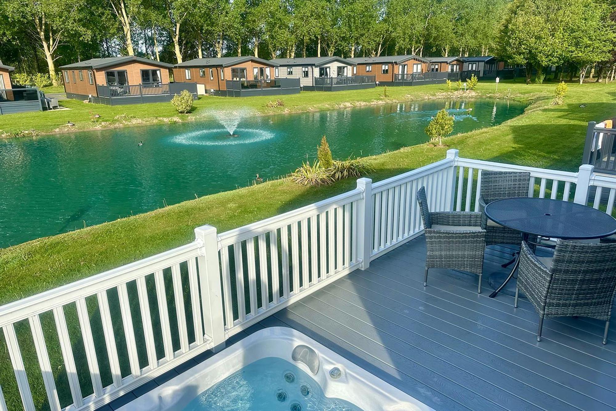 Honey Bee Lodge With Hot Tub - York — Photos 1